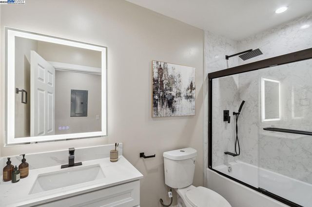 842 E 17th St, Oakland, CA 94606