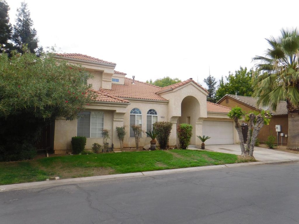 Image 1 of property listing at 9479 N Whitehouse Drive NE, Fresno, CA 93720
