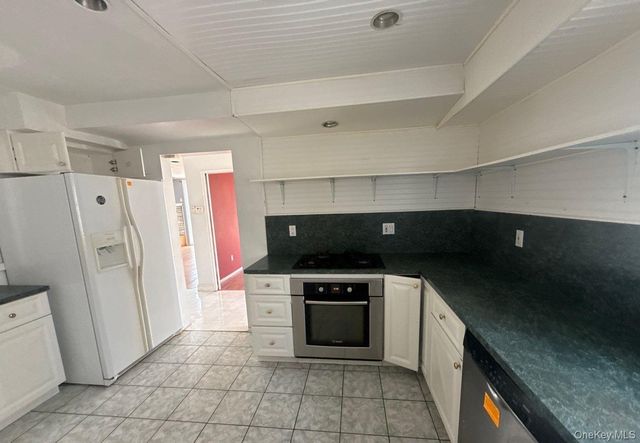 41 Avalon Road, Hewlett, NY 11557