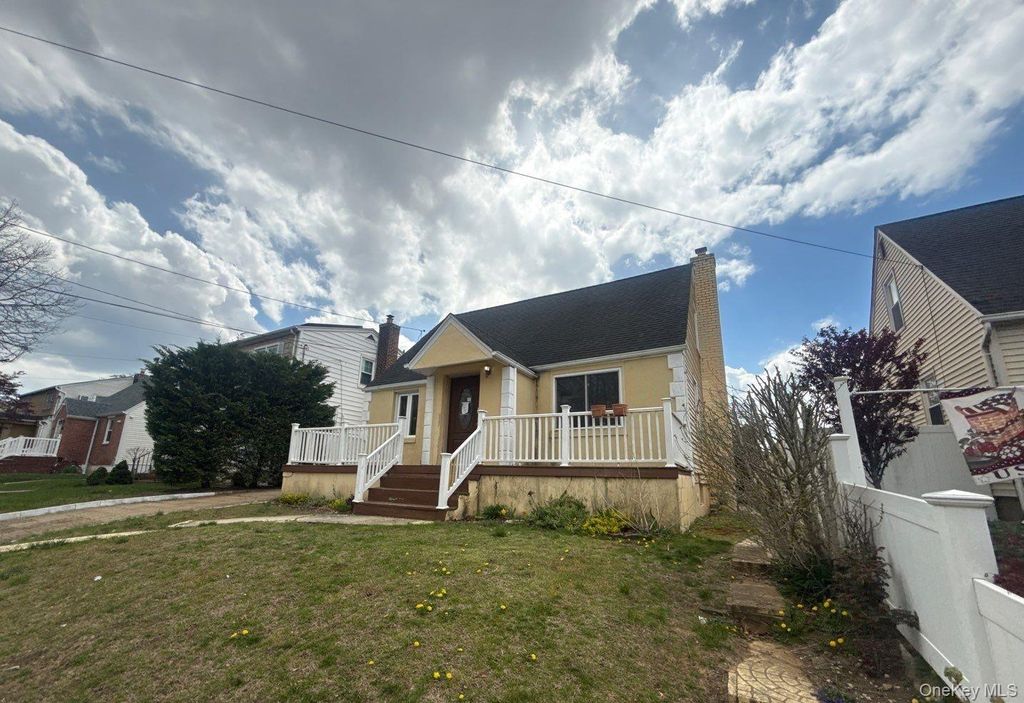 41 Avalon Road, Hewlett, NY 11557