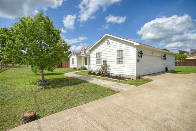 102 W Oak LOOP, Cedar Creek, TX 78612