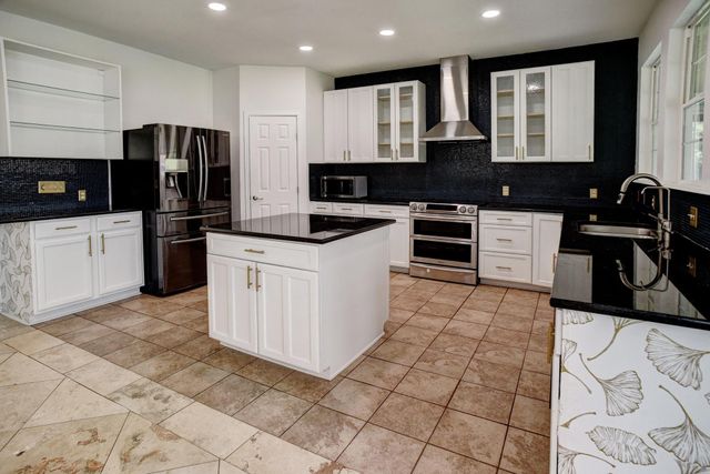 102 W Oak LOOP, Cedar Creek, TX 78612