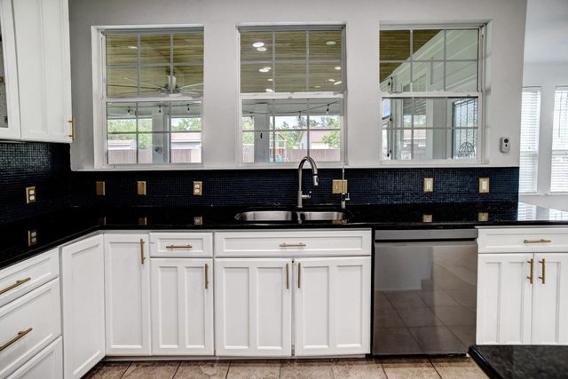 102 W Oak LOOP, Cedar Creek, TX 78612