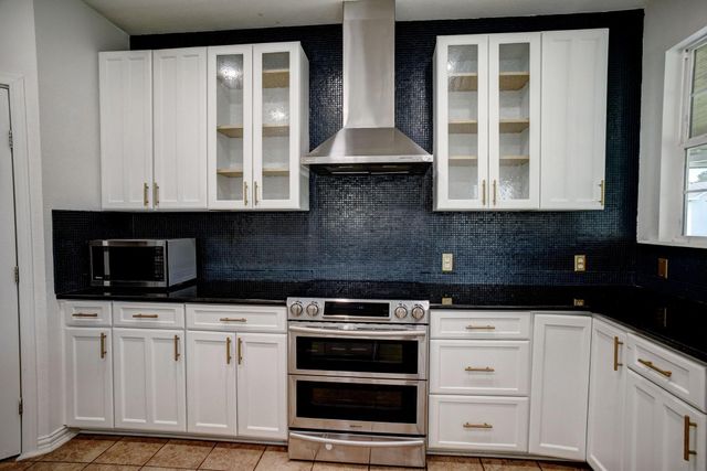 102 W Oak LOOP, Cedar Creek, TX 78612
