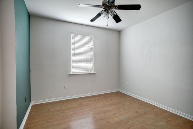 102 W Oak LOOP, Cedar Creek, TX 78612