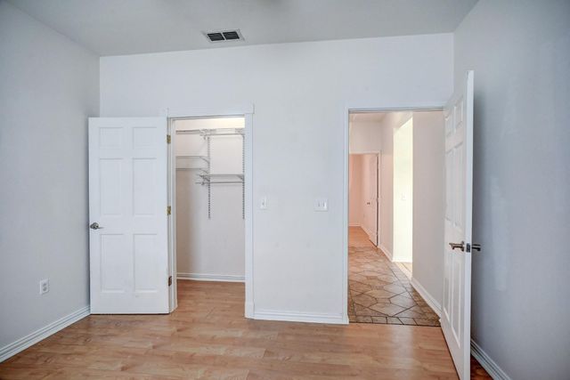 102 W Oak LOOP, Cedar Creek, TX 78612
