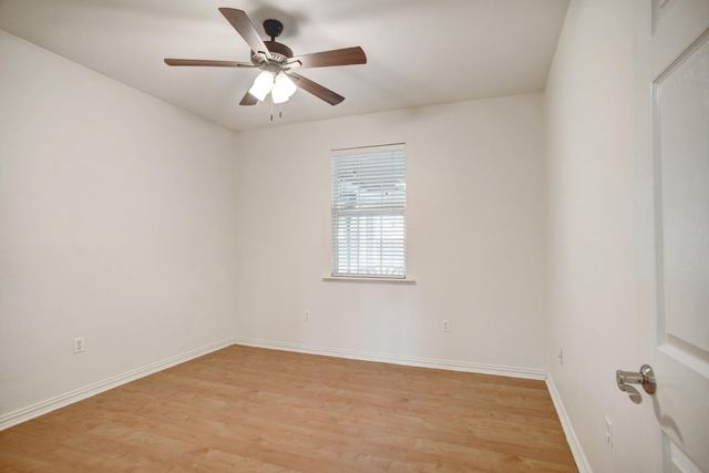 102 W Oak LOOP, Cedar Creek, TX 78612