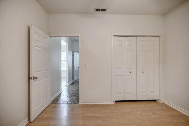 102 W Oak LOOP, Cedar Creek, TX 78612
