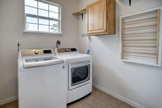102 W Oak LOOP, Cedar Creek, TX 78612