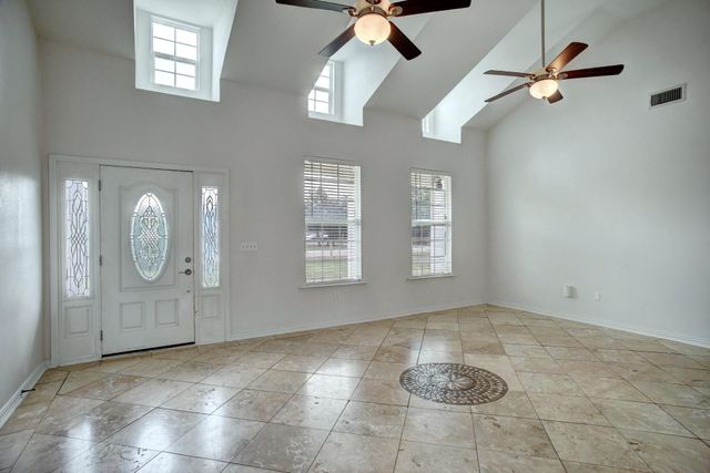 102 W Oak LOOP, Cedar Creek, TX 78612
