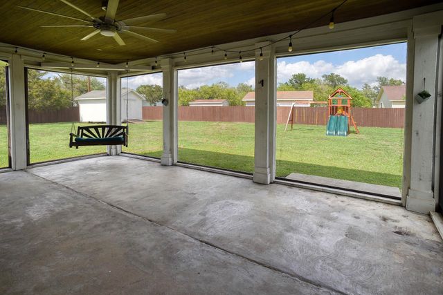 102 W Oak LOOP, Cedar Creek, TX 78612
