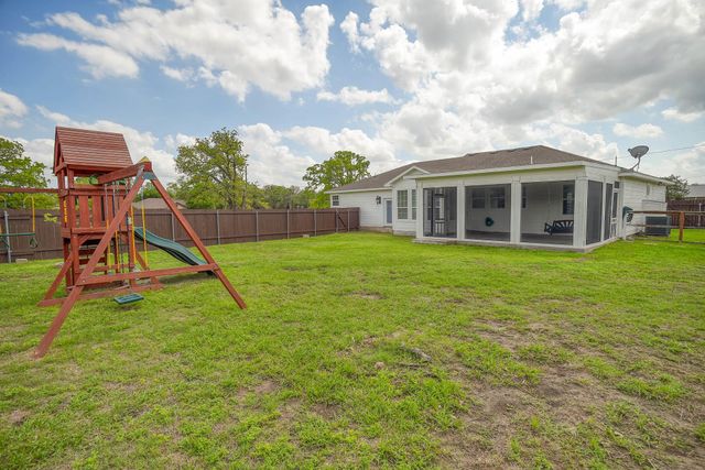 102 W Oak LOOP, Cedar Creek, TX 78612