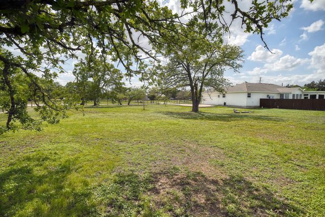 102 W Oak LOOP, Cedar Creek, TX 78612