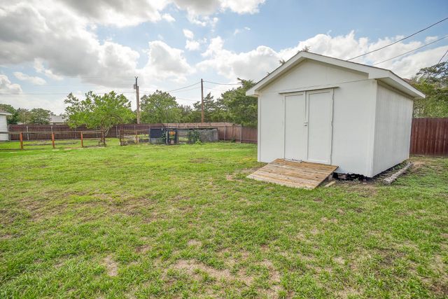 102 W Oak LOOP, Cedar Creek, TX 78612