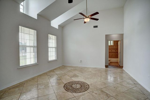 102 W Oak LOOP, Cedar Creek, TX 78612