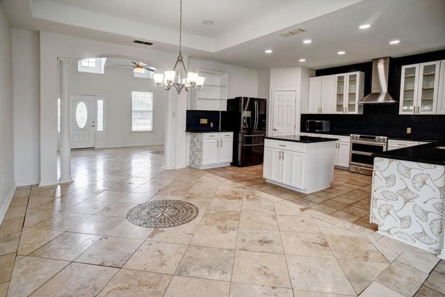 102 W Oak LOOP, Cedar Creek, TX 78612