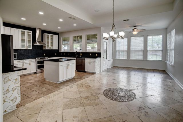 102 W Oak LOOP, Cedar Creek, TX 78612