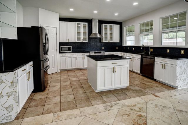 102 W Oak LOOP, Cedar Creek, TX 78612