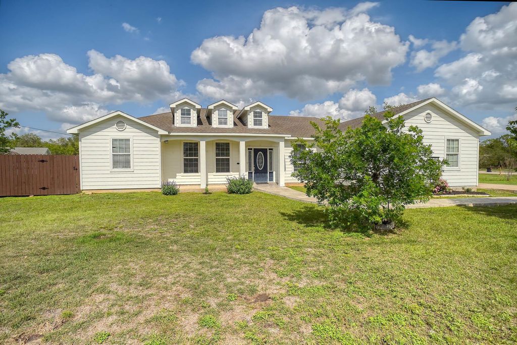 102 W Oak LOOP, Cedar Creek, TX 78612