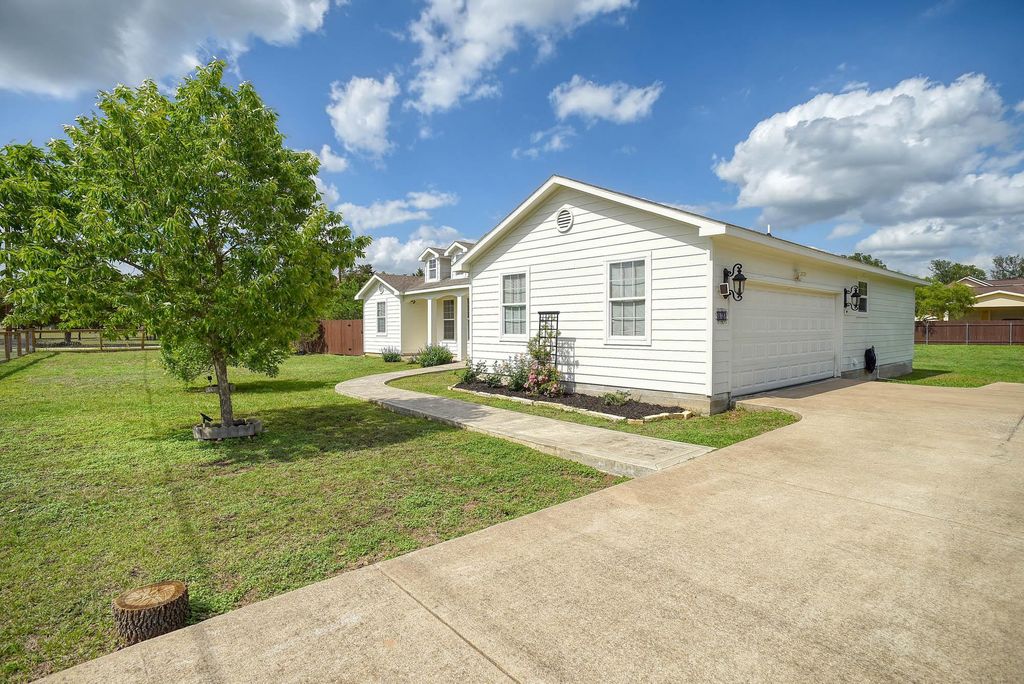 102 W Oak LOOP, Cedar Creek, TX 78612