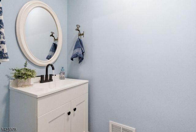 128 Merriam Ave, Newton Town, NJ 07860