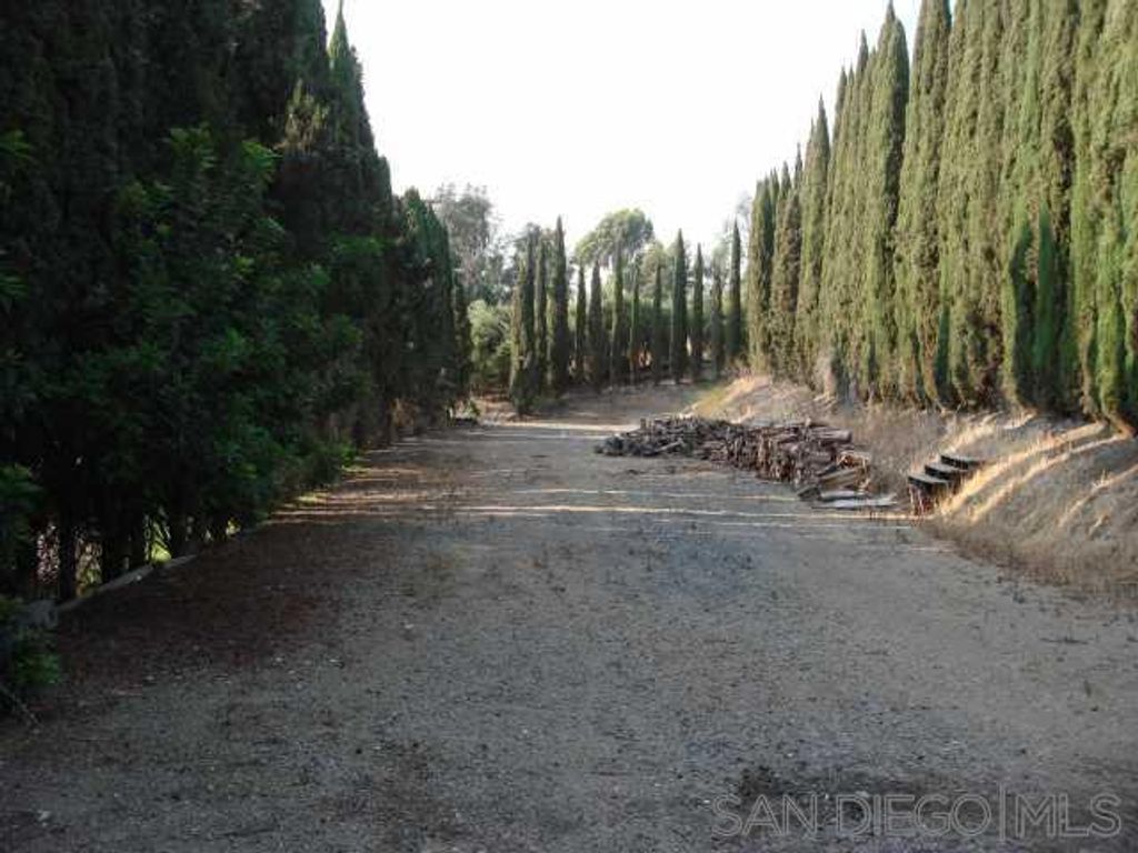 Image 3 of property listing at 1252 Navel Place, Vista, CA 92081