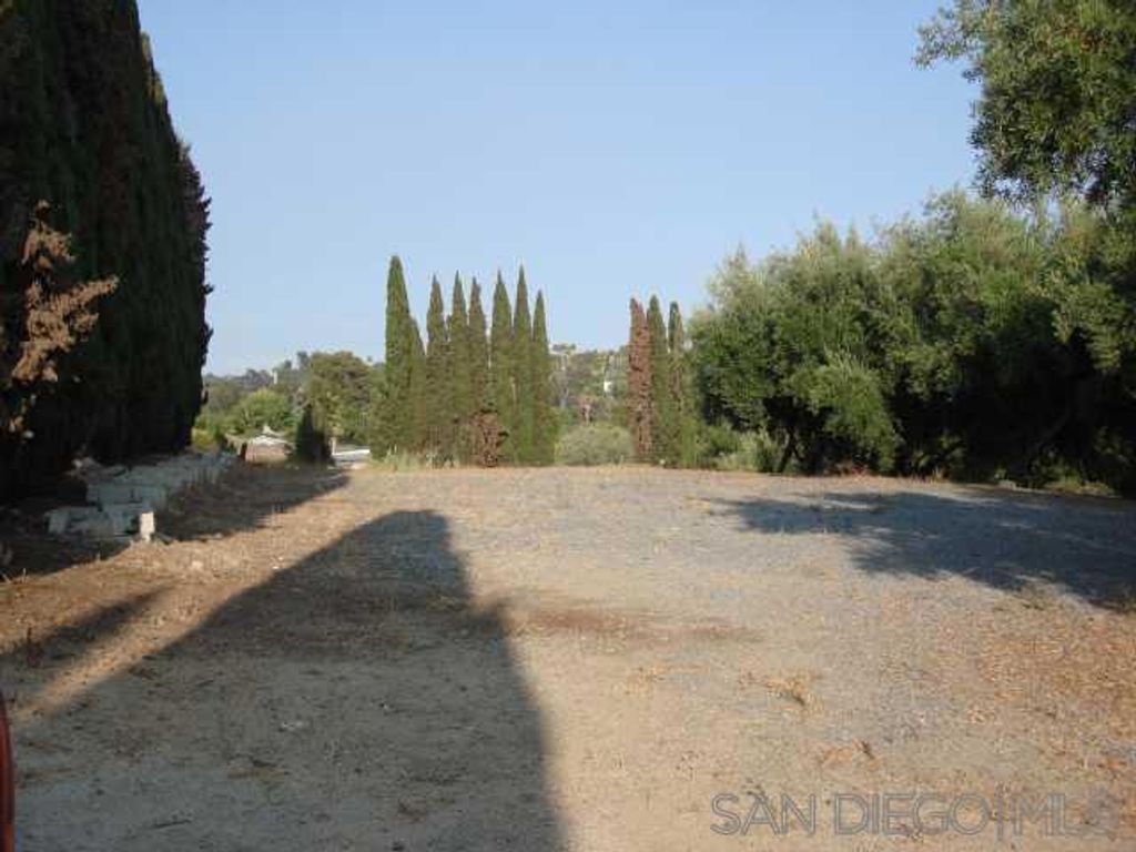 Image 4 of property listing at 1252 Navel Place, Vista, CA 92081
