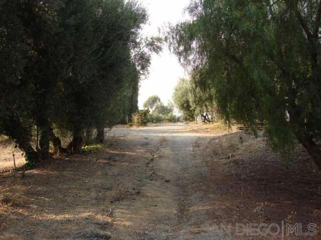Image 7 of property listing at 1252 Navel Place, Vista, CA 92081