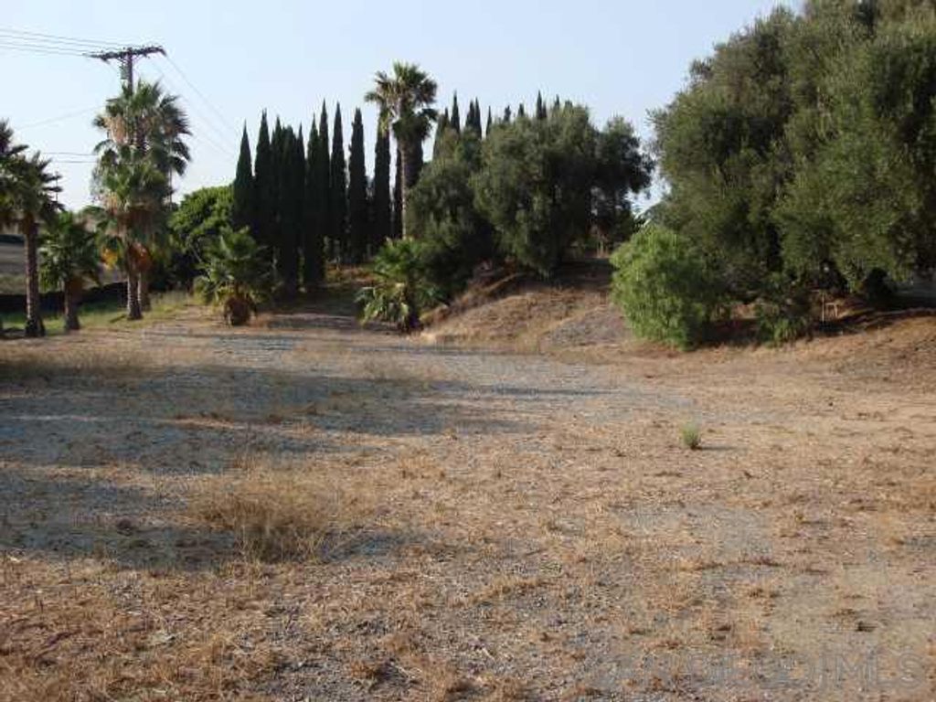 Image 8 of property listing at 1252 Navel Place, Vista, CA 92081