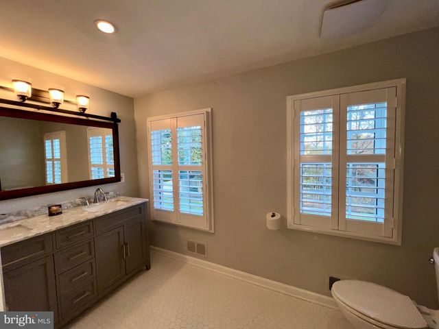 909 SAINT STEPHENS RD, Alexandria, VA 22304