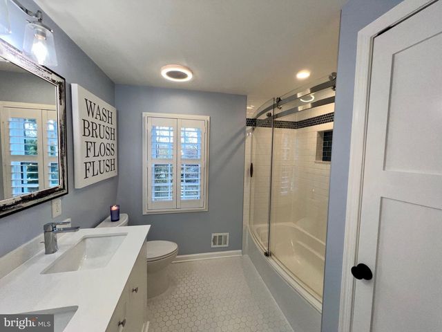 909 SAINT STEPHENS RD, Alexandria, VA 22304