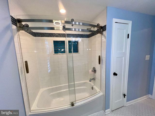 909 SAINT STEPHENS RD, Alexandria, VA 22304