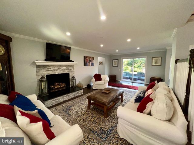 909 SAINT STEPHENS RD, Alexandria, VA 22304