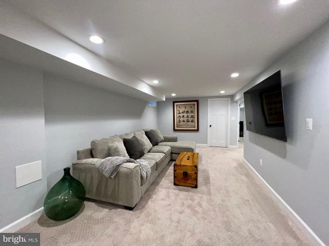 909 SAINT STEPHENS RD, Alexandria, VA 22304