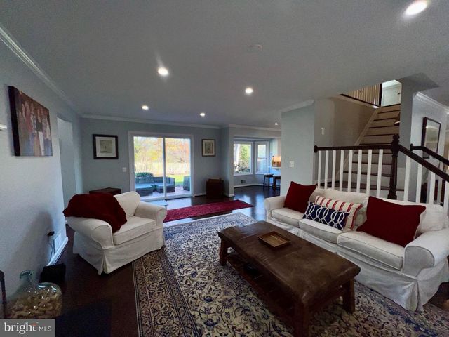 909 SAINT STEPHENS RD, Alexandria, VA 22304