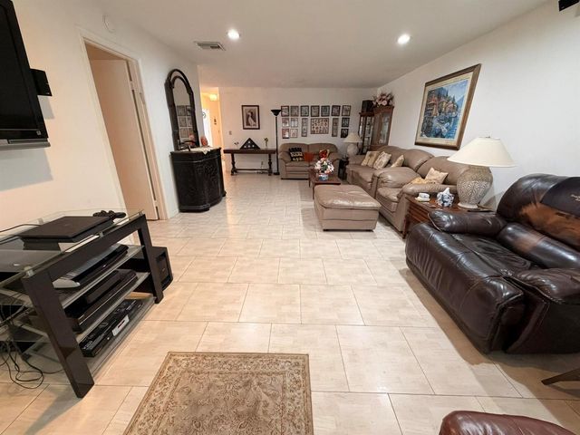 182 Lake Susan Lane, West Palm Beach, FL 33411