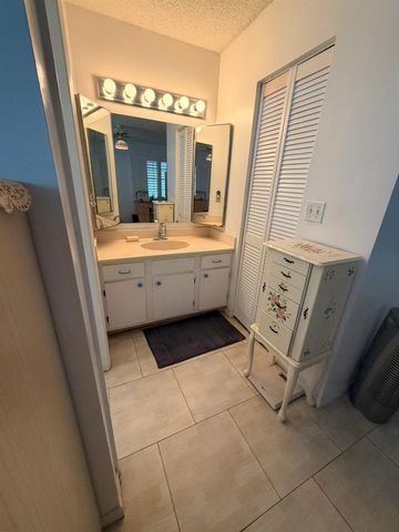 182 Lake Susan Lane, West Palm Beach, FL 33411