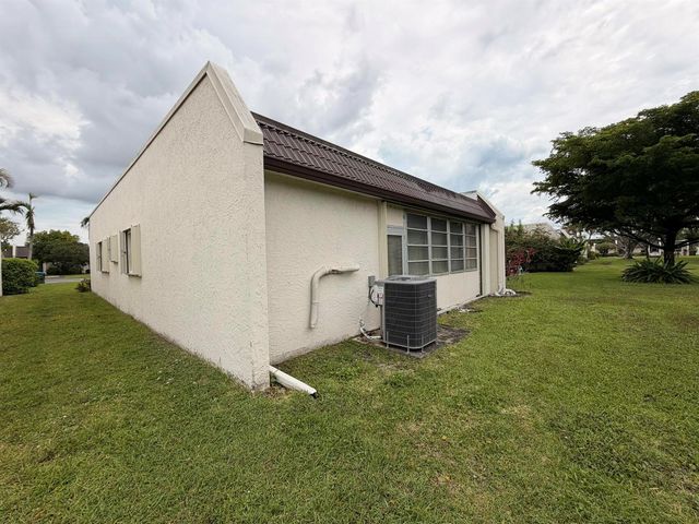 182 Lake Susan Lane, West Palm Beach, FL 33411