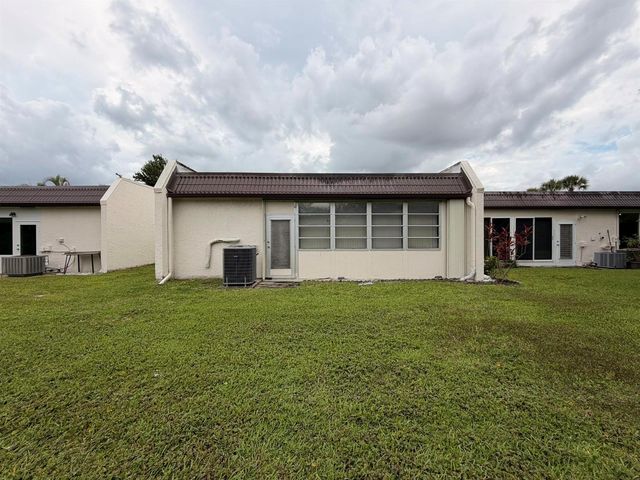 182 Lake Susan Lane, West Palm Beach, FL 33411