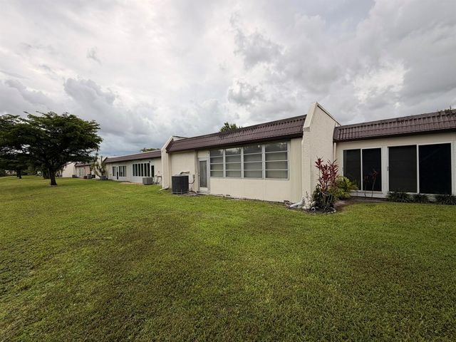 182 Lake Susan Lane, West Palm Beach, FL 33411