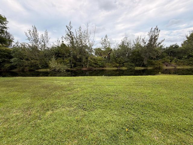 182 Lake Susan Lane, West Palm Beach, FL 33411