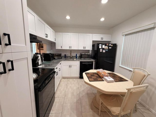 182 Lake Susan Lane, West Palm Beach, FL 33411