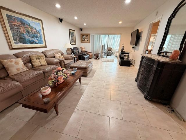 182 Lake Susan Lane, West Palm Beach, FL 33411