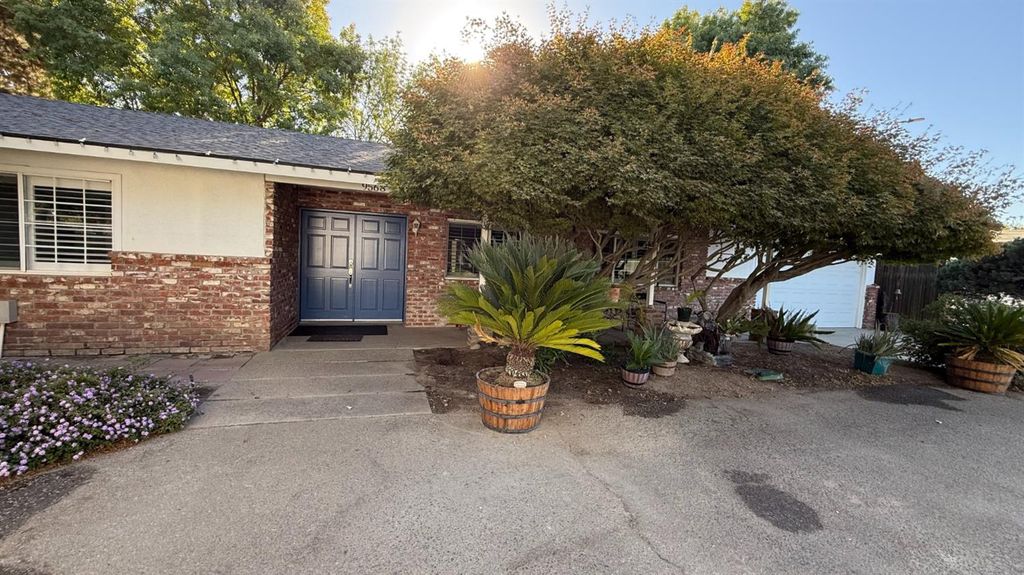 Image 1 of property listing at 9568 S Academy Avenue, Selma, CA 93662