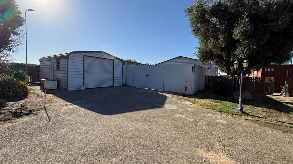 Image 10 of property listing at 9568 S Academy Avenue, Selma, CA 93662