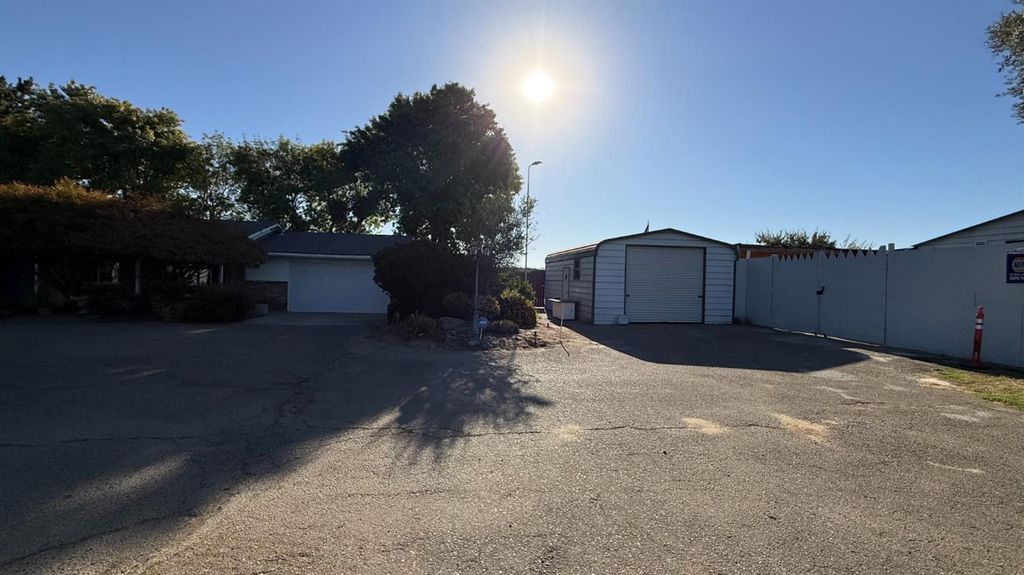 Image 11 of property listing at 9568 S Academy Avenue, Selma, CA 93662