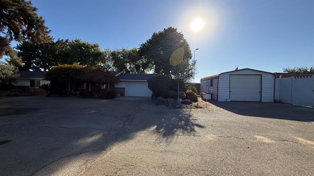 Image 12 of property listing at 9568 S Academy Avenue, Selma, CA 93662