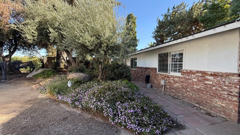 Image 13 of property listing at 9568 S Academy Avenue, Selma, CA 93662