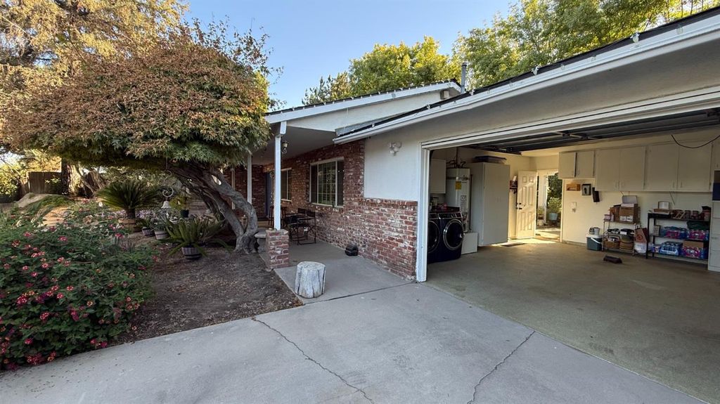 Image 16 of property listing at 9568 S Academy Avenue, Selma, CA 93662