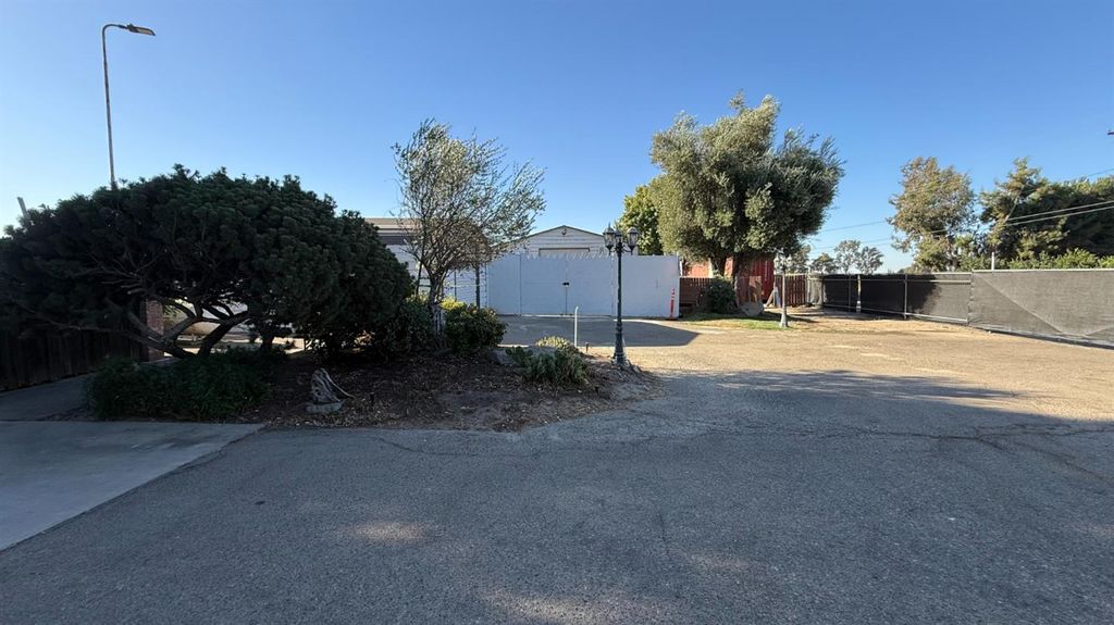Image 4 of property listing at 9568 S Academy Avenue, Selma, CA 93662